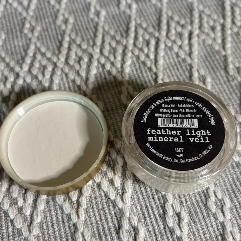i.d. Vtg BareMinerals feather light mineral veil Setting Powder. .03 oz. Sealed